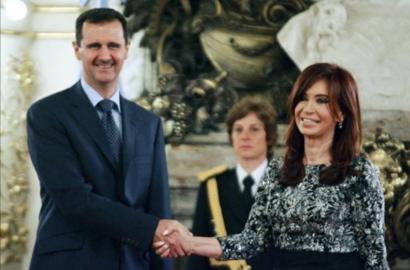 الرئيسة الارجنتينية كريستينا كيرشنر تصافح نظيرها السوري بشار الاسد في بوينس ايرس في 2 تموز/يوليو 2010